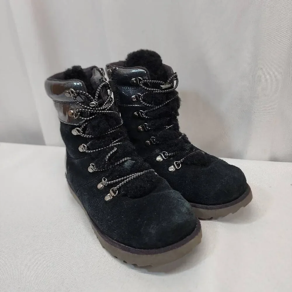 UGG 1019703K Viki Patent Leather Girls BLACK SHEEPSKIN Boots Size 4 winter